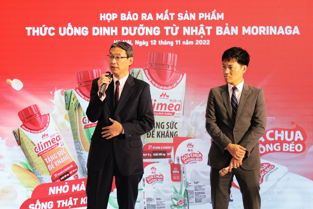Ông Chihaya Takashi - Tổng Giám đốc Elovi Việt Nam và ông Yoshinobu Masumoto - Giám đốc Marketing, Đại diện nhãn hàng Morinaga tại sự kiện