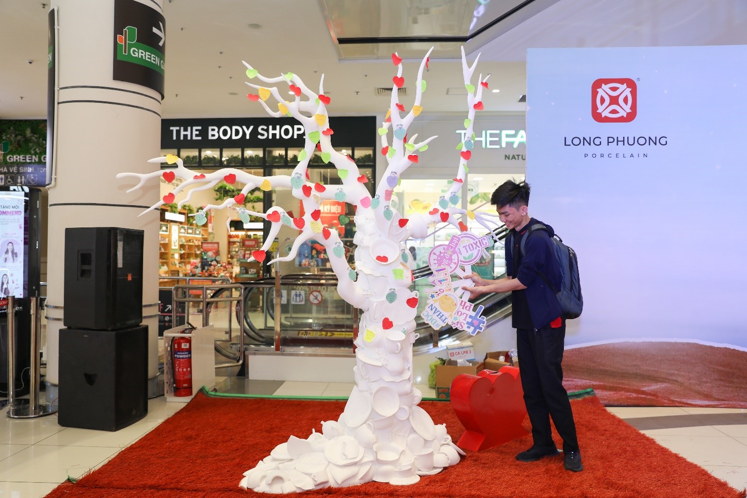 Cây Điều Ước được làm từ những chiếc bát, đĩa Long Phương với duy nhất 01 màu chủ đạo “Trắng