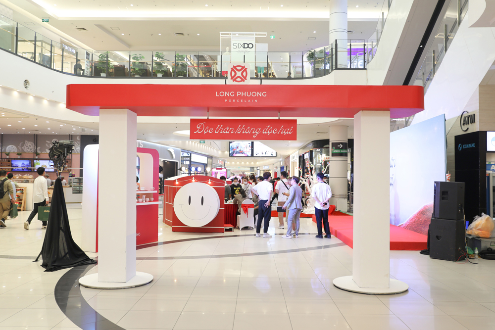 Khu vực cổng chào đượcbày trí với 02 gam màu chủ đạo của chương trình kèm theo dòng slogan chủ đề chính “Độc thân không độc hại”