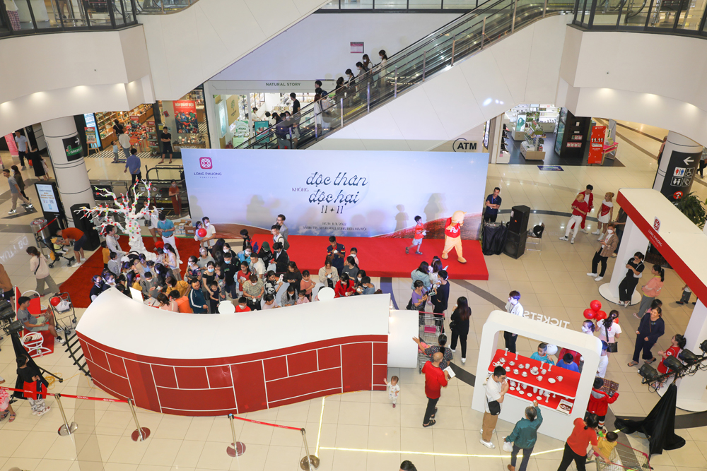 Khu vực đoàn tàu thu hút đông đảo khách hàng tới tham quan và tham gia trò chơi