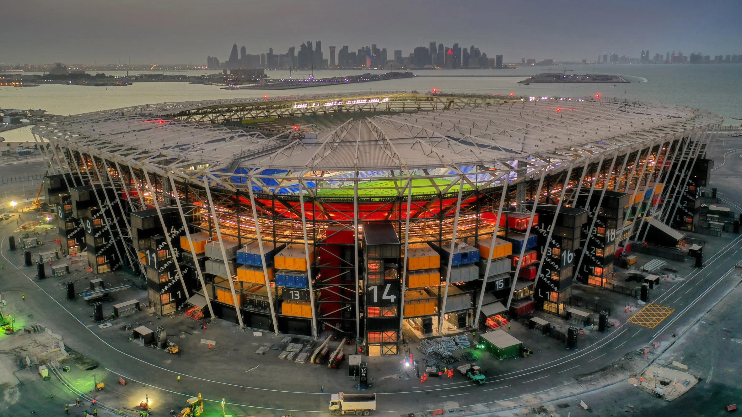 World Cup 2022 (WC 2022) - giải đấu bóng đá lớn nhất hành tinh diễn ra ở Qatar - là sự kiện lạ lùng nhất trong lịch sử bóng đá khi lần đầu tiên World Cup được tổ chức&nbsp;vào mùa đông và tại Tây Á.