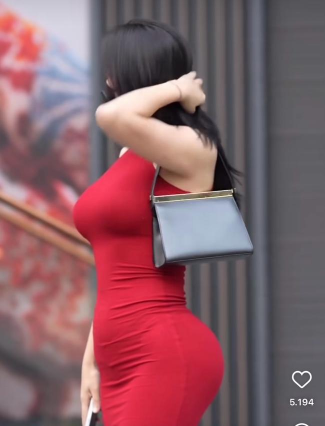 Lỗi thời trang này tuy khá nhỏ nhưng lại là yếu tố làm hỏng hình ảnh mỹ miều của các cô gái khi thả dáng trên đường.
