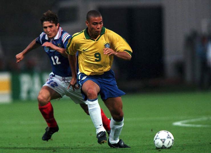 Ronaldo (Inter Milan) đối đầu Bixente Lizarazu (Bayern Munich) ở chung kết World Cup 1998