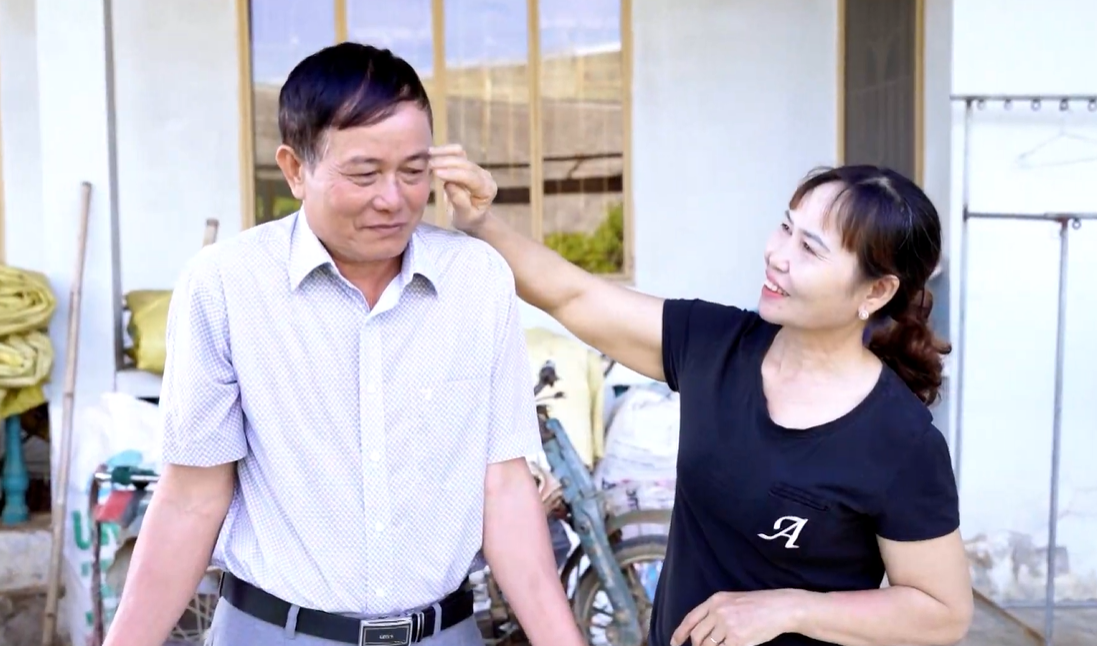 Nét mặt của người đàn ông 63 tuổi tự tin với mái tóc dày dặn, chắc khỏe