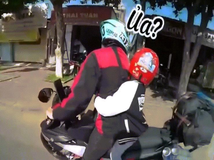 Xe máy - Xe đạp - Clip: Hai bố con siêu đáng yêu định trốn "sư tử" thì bị bắt quả tang
