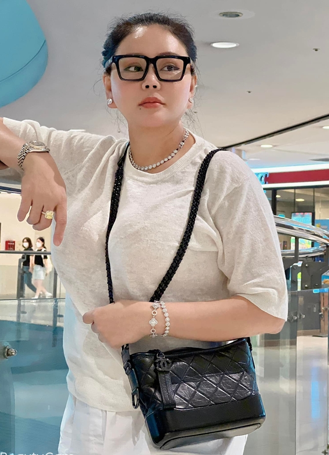 Nữ diễn viên ngày càng chuộng khoe những món trang sức lấp lánh, bao gồm cả nhẫn kim cương "khủng" trên tay. Lê Giang sở hữu cả bộ sưu tập trang sức kim cương đủ loại từ hoa tai, dây chuyền đến nhẫn, đồng hồ.
