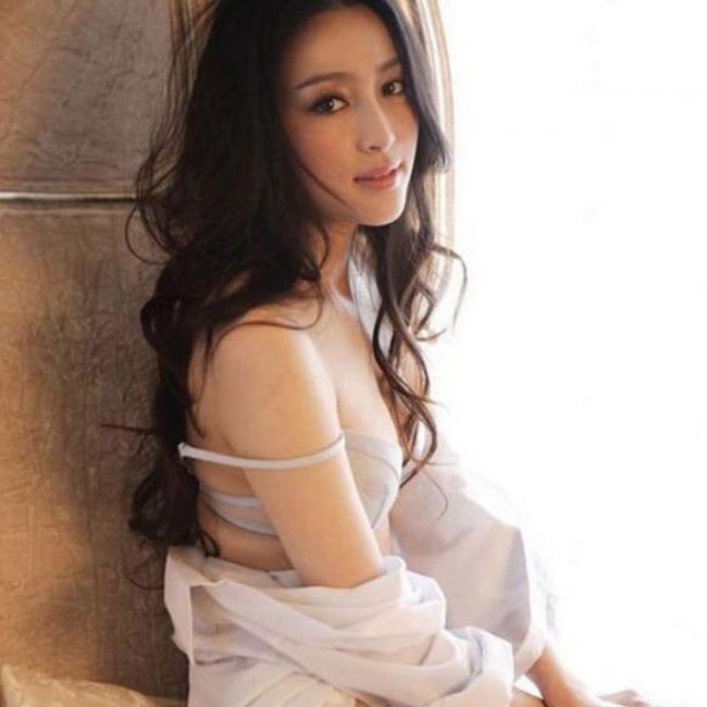 Can Đình Đình được coi là Phan Kim Liên có cảnh nóng bạo nhất trong loạt phim chuyển thể từ tiểu thuyết Thủy hử. Nữ diễn viên được tờ Chinatimes mệnh danh là Phan Kim Liên đẹp nhất khi đảm nhận vai diễn cùng tên trong phim Thủy hử 2011.
