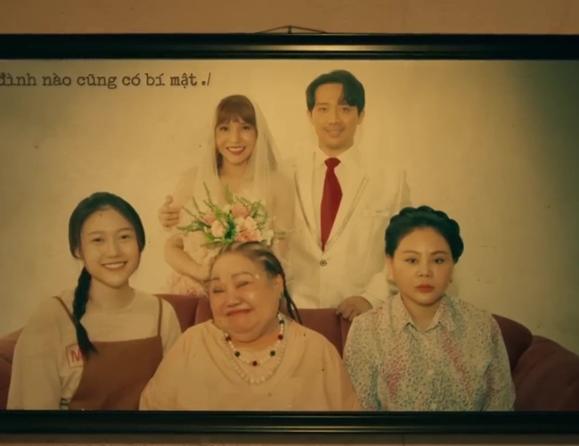 Trong phim điện ảnh “Nhà bà Nữ” Khả Như vào vai vợ của Trấn Thành. Khả Như nói cô vô cùng áp lực khi làm việc với ông xã của Hari Won.
