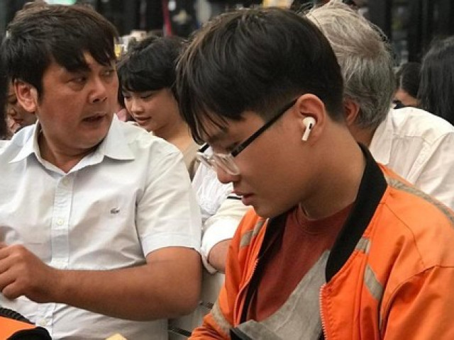 Bạn trẻ - Cuộc sống - Chàng shipper hỏi nhà văn Marc Levy bằng tiếng Pháp: Nỗ lực cho ngày trở lại giảng đường