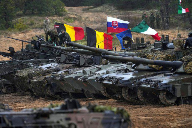 Xe tăng NATO chuẩn bị tập trận bắn đạn thật ở Latvia hôm 15-11. Ảnh: Reuters