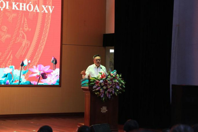 Chủ tịch UBND TP Hà Nội Trần Sỹ Thanh phát biểu tại buổi tiếp xúc cử tri chiều 16-11