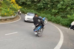 Tin tức trong ngày - CSGT truy tìm nhóm bốc đầu xe máy trên đường cua tay áo vườn quốc gia Ba Vì