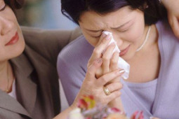 Bạn trẻ - Cuộc sống - Được mẹ chồng chia cho mảnh đất 5 tỷ, con dâu chưa kịp vui đã phải bật khóc trước một việc bà yêu cầu làm ngay