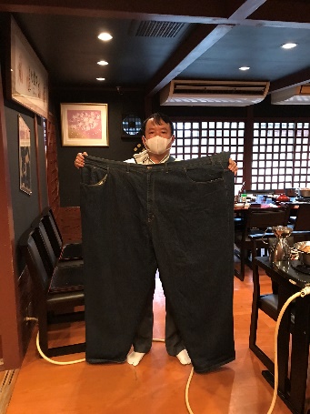 Tác giả chụp hình kỷ niệm với vật dụng hàng ngày của các Sumo - Ảnh: C.T.V