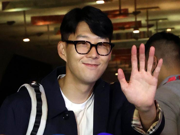 Tin nóng World Cup trưa 16/11: Son Heung Min đến Qatar, đeo kính che vết sưng