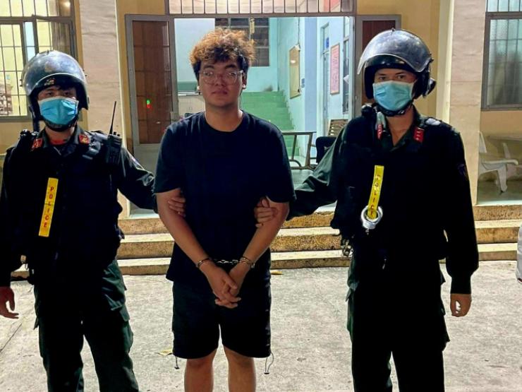 Pháp luật - Tống tiền bạn gái bằng ảnh “nóng”