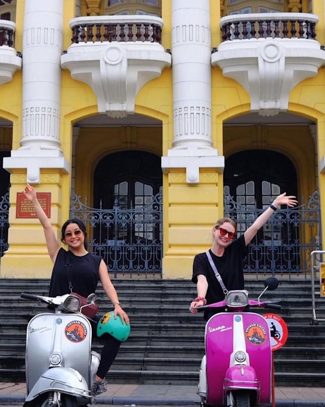 Lana Condor đăng ảnh check-in trước Nhà hát Lớn Hà Nội. Ảnh: Instagram.