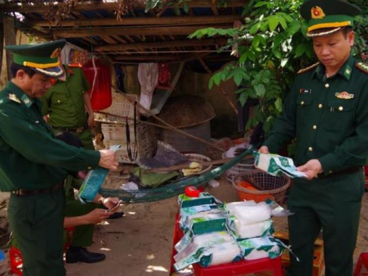 Pháp luật - CLIP: Phát hiện hàng chục bánh nghi ma túy, nghĩ đường nên... pha nước nhấm thử