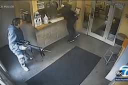 Phi thường - kỳ quặc - Video: Nhân viên bảo vệ tay không đối mặt người đàn ông có súng trường