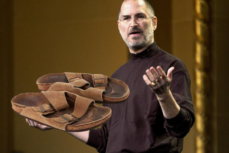 Đôi dép rách cũ của Steve Jobs được mua lại với giá… 5,4 tỷ đồng