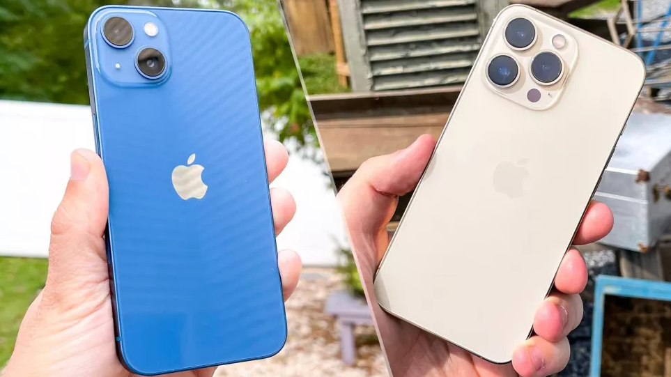 iPhone 13 (trái) và iPhone 13 Pro (phải).