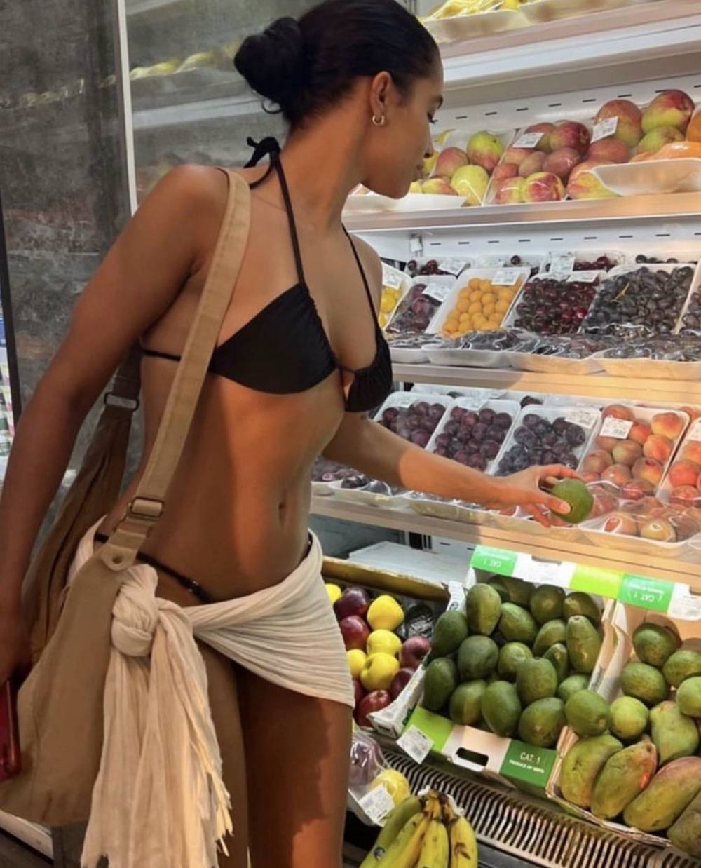 Cô gái mặc bikini đi siêu thị: Gợi cảm hay thiếu tinh tế? - 2
