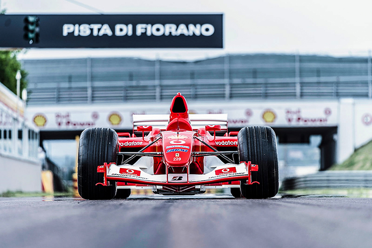 Xe đua Ferrari F2003 của tay lái huyền thoại Michael Schumacher bán đấu giá hơn 370 tỷ đồng - 1