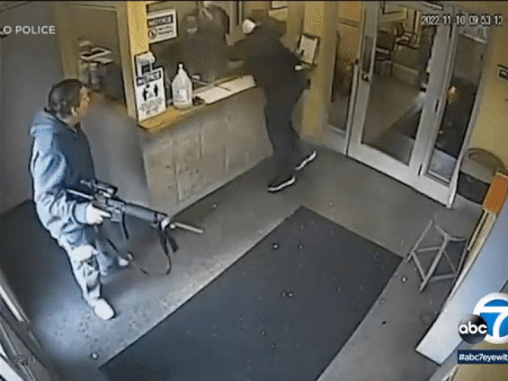 Phi thường - kỳ quặc - Video: Nhân viên bảo vệ tay không đối mặt người đàn ông có súng trường