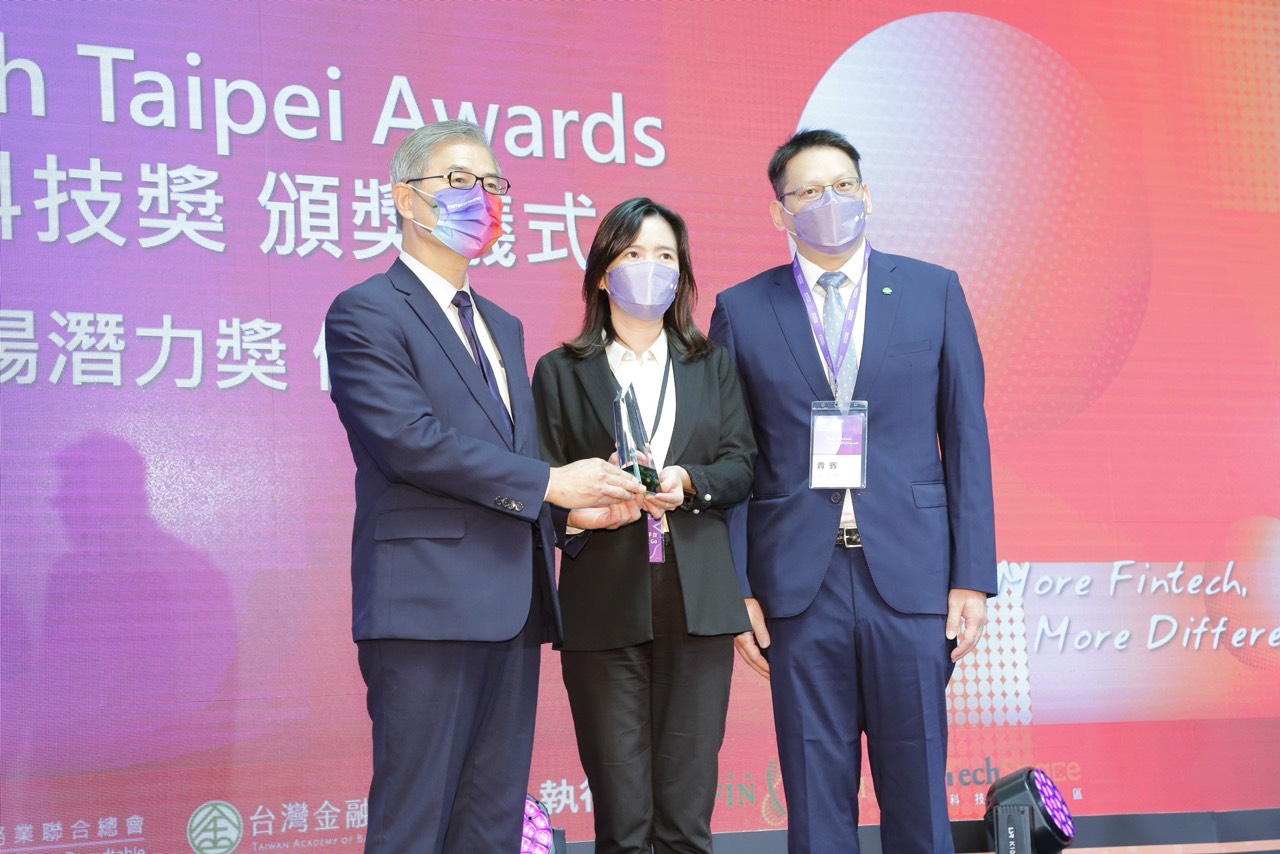 Cathay nhận giải thưởng “Tiềm năng thị trường quốc tế” do Viện nghiên cứu Tài chính Đài Loan công nhận.