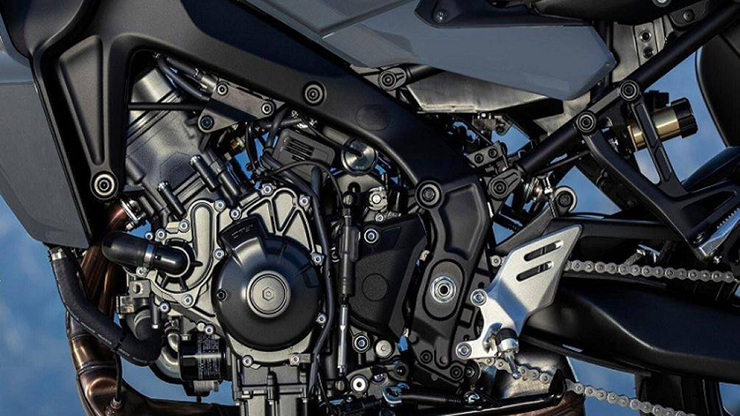 Động cơ của Yamaha Tracer 9 GT+ Sport 2023 vẫn là loại 3 xi-lanh, dung tích 889cc, tạo ra công suất tối đa 119 mã lực và mô-men xoắn cực đại 93 Nm
