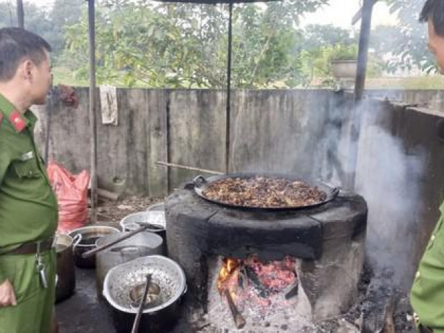 Thị trường - Tiêu dùng - Phát hiện một cơ sở chế biến gần 1 tấn mỡ "bẩn"