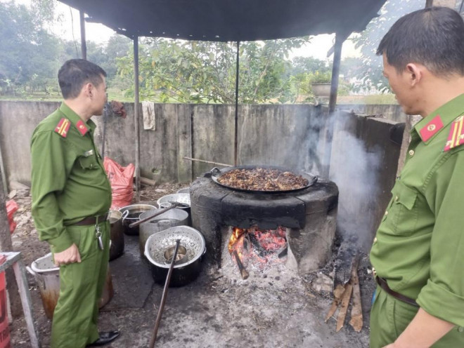 Lực lượng chức năng tiến hành kiểm tra cơ sở kinh doanh chế biến mỡ động vật trên địa bàn huyện Can Lộc