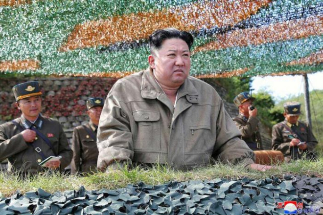 Chủ tịch Triều Tiên Kim Jong-un quan sát một vụ phóng tên lửa. Ảnh - KCNA