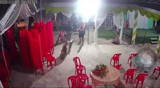 Nguyễn Phi Phương nổ súng vào tiệc cưới. Ảnh cắt từ camera.