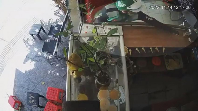 Nam thanh niên mặc đồ xe ôm công nghệ vào quán nước trộm điện thoại trong 10 giây. Ảnh chụp từ clip