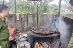 Thị trường - Tiêu dùng - Phát hiện một cơ sở chế biến gần 1 tấn mỡ "bẩn"