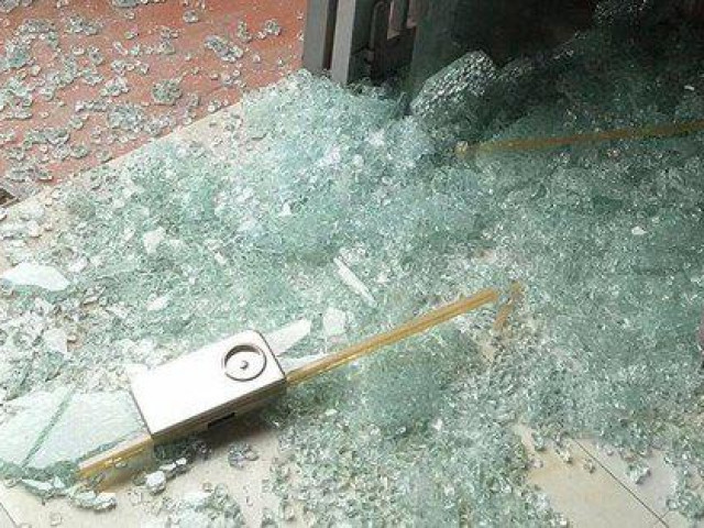 Tin tức trong ngày - Nữ sinh lớp 9 bị kính cửa lớp học cứa vào cổ tử vong