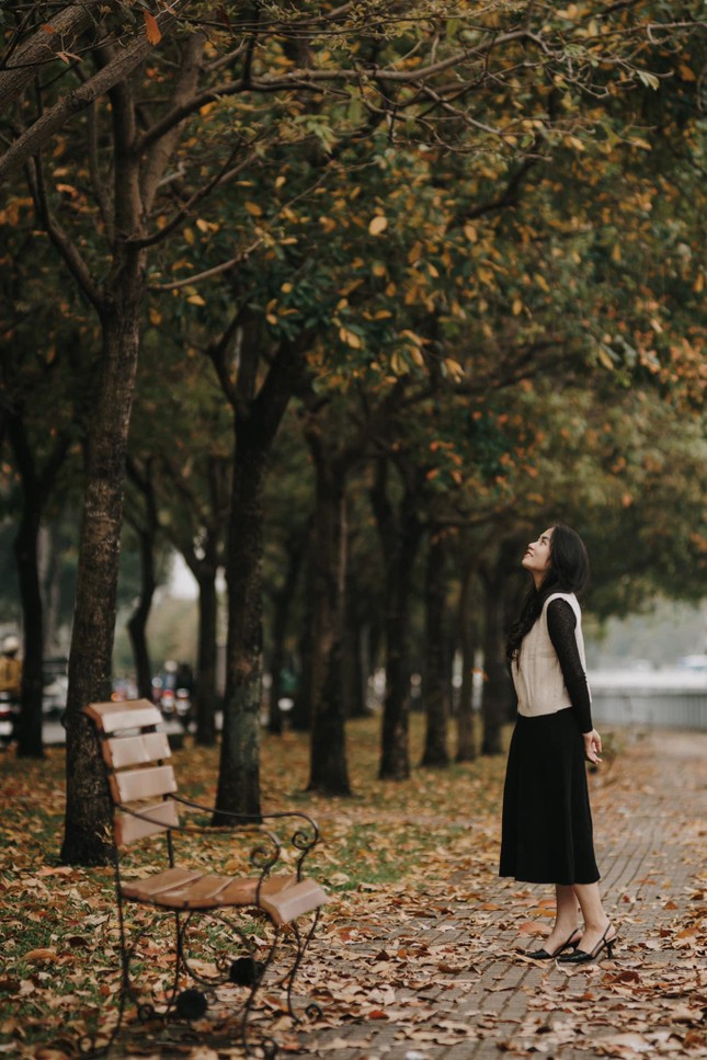 Gen Z rủ nhau check-in con đường lá rụng cực lãng mạn. Ảnh: Dương Thành Việt