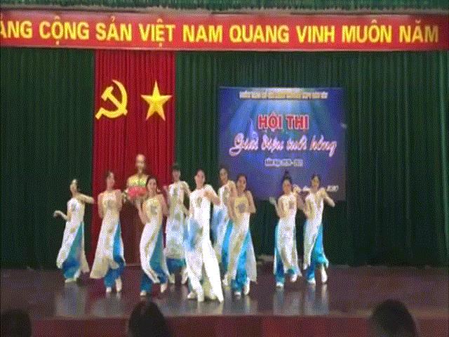 Clip: Học sinh diễn văn nghệ cực đỉnh mừng ngày Nhà giáo Việt Nam