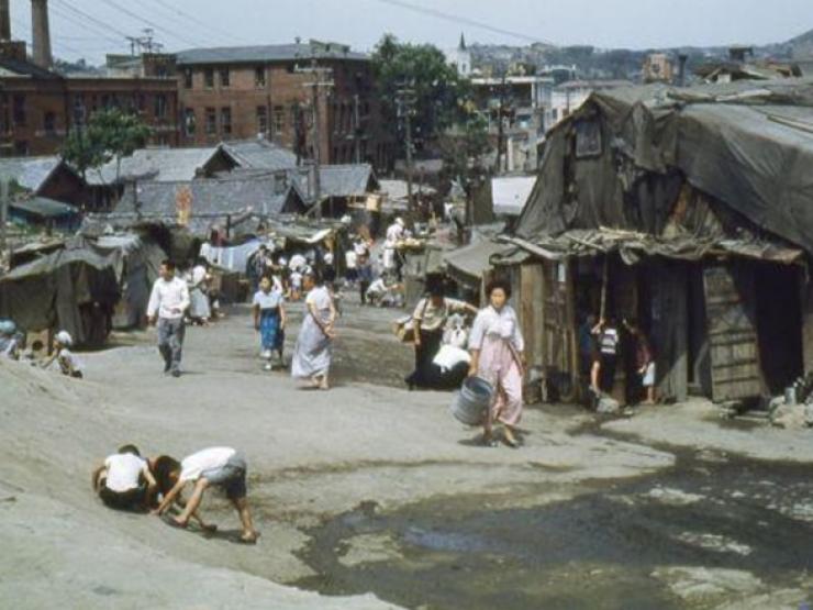 Nước từng nghèo khó, dân ''chạy ăn từng bữa”, nay đổ hàng chục tỷ USD vào Việt Nam