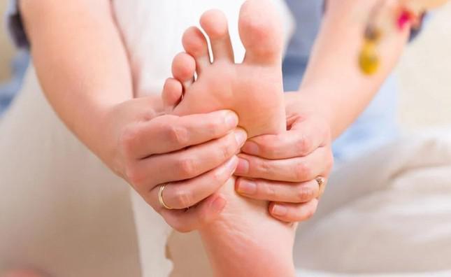 Những dấu hiệu khác thường trên bàn chân cho thấy sức khỏe của bạn đang 