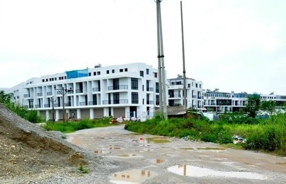 Dự án khu chức năng đô thị Ao Sào tại phường Thịnh Liệt xây nhà xong bán cho dân về ở từ lâu nhưng hạ tầng vẫn dang dở khiến người dân bức xúc.