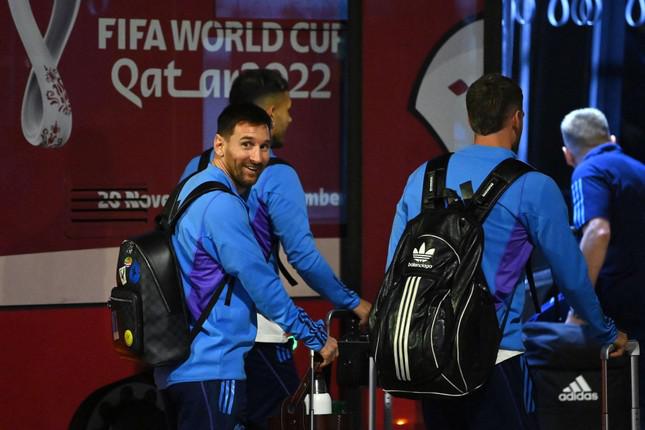 Messi rạng rỡ đặt chân đến Qatar, sẵn sàng chinh phục World Cup 2022 - 1