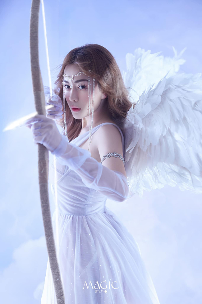 Phương Oanh thu hút sự chú ý của cộng đồng mạng với bộ ảnh hóa trang thành thiên thần.

