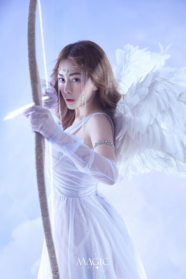 Phương Oanh thu hút sự chú ý của cộng đồng mạng&nbsp;với bộ ảnh hóa trang thành thiên thần.
