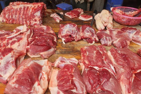 Bất ngờ giá thịt lợn giảm từ chuồng đến chợ, tiểu thương vẫn kêu trời vì ế