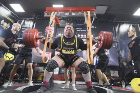 Alhazov siêu lực sĩ có đôi chân khỏe nhất thế giới, nhấc bổng 525kg