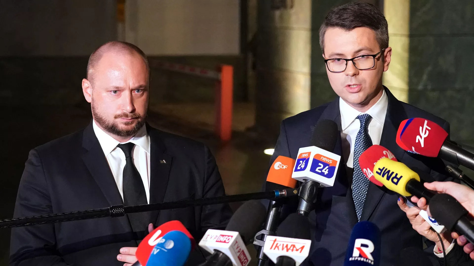 Ông Jacek Severa (bên trái ảnh) trong cuộc họp báo về vụ tên lửa rơi xuống lãnh thổ Ba Lan (ảnh: Reuters)