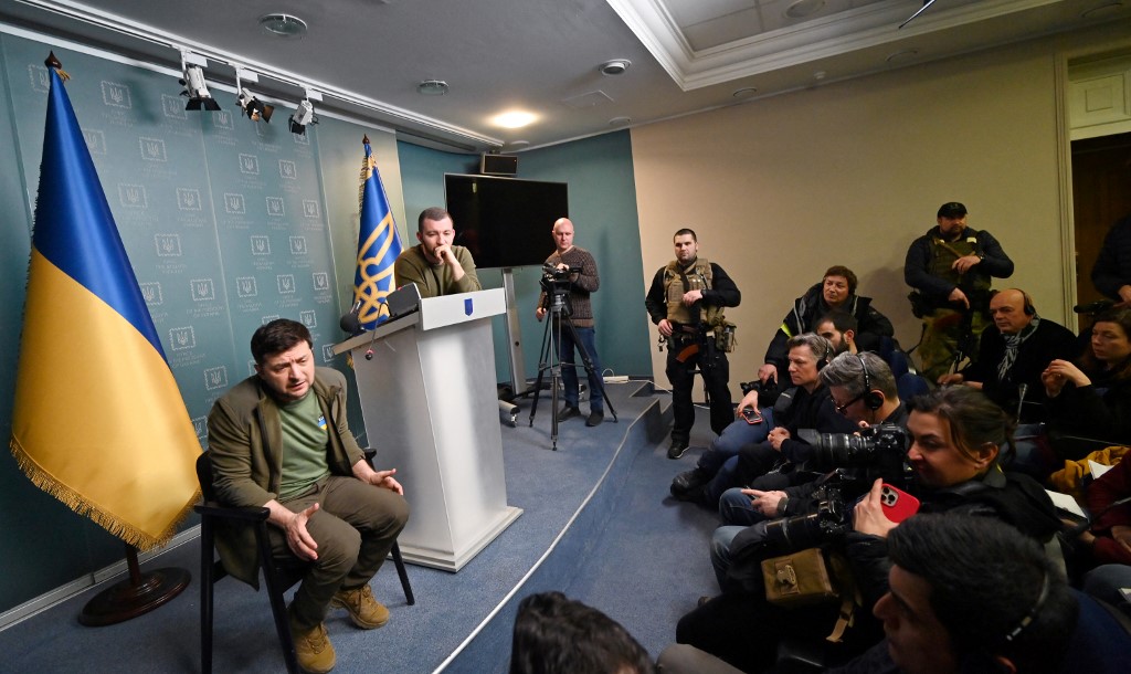Tổng thống Ukraine Zelensky phát biểu trong một cuộc họp báo (ảnh: Reuters)