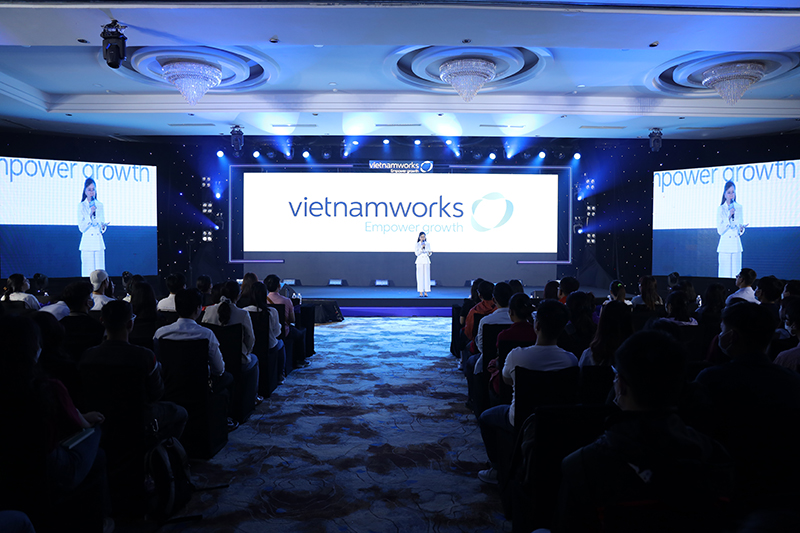 Lần thay đổi bộ nhận diện này của VietnamWorks nhằm đánh dấu 20 năm hoạt động trong thị trường tuyển dụng tại Việt Nam.